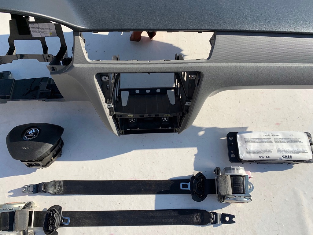 фото №5, Skoda rapid панель приладів панель приладів консоль подушки безпеки ремені