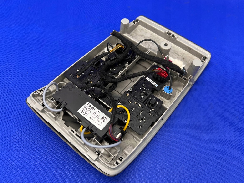 фото №5, Audi a6 a7 c7 4g лампа потолочный салона 4g0947135d