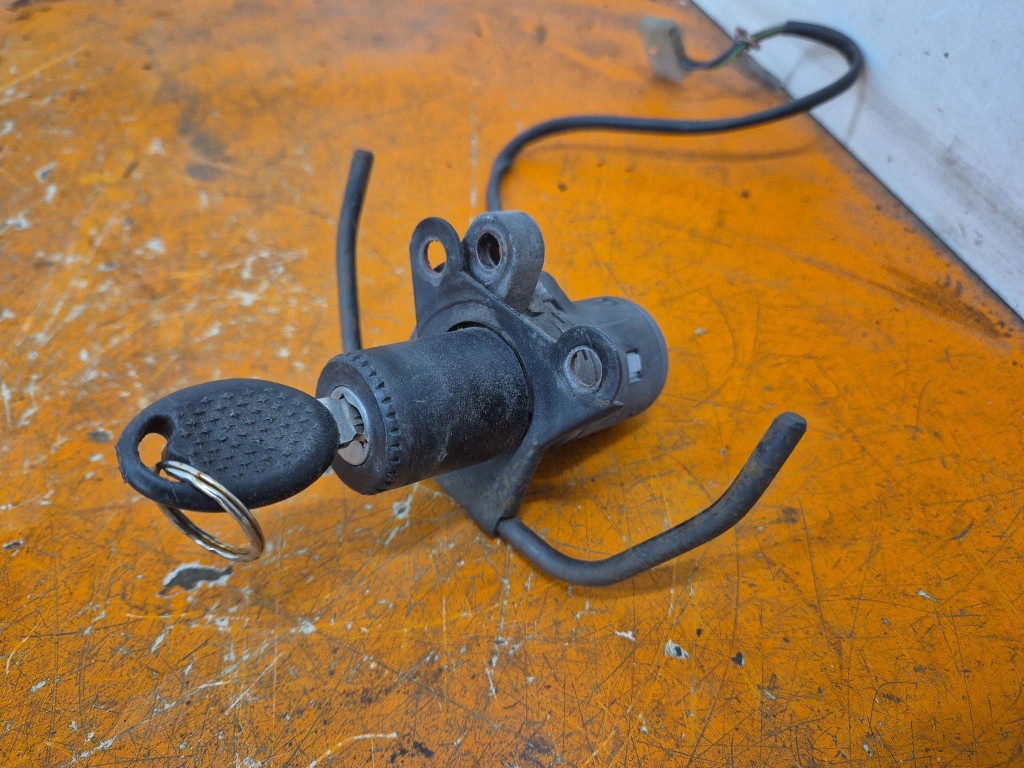 Купити Aprilia pegaso 650 92-09 замок запалювання з ключ ---