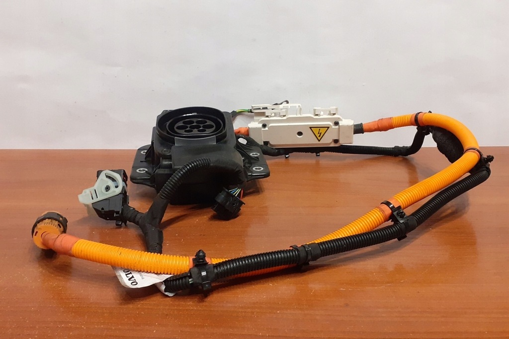 фото №8, Плюсовой шланг гибрид volvo xc40 536 v33b000703 1.5l hybrid 195kw 2021