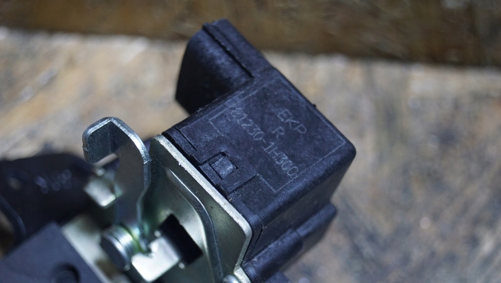 фото №6, Hyunday ix35 замок кришки багажника 81230-1h300