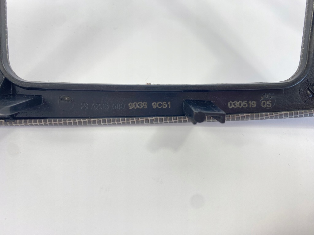 Рамка середня радіо накладка консолі панель середній mercedes w203 2036809039 Зі Шроту