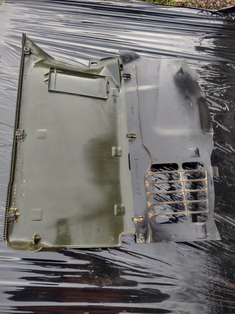 Mercedes w123 защита под ноги правая зелёный Недорого