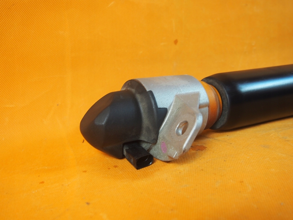 Audi e-tron амортизатор задний  lh правый 4ke615025e 27km Оригинал