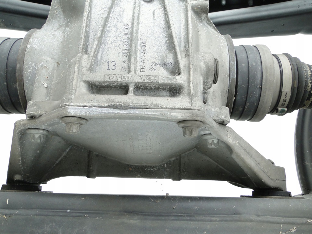 Mercedes дифференциал дифференциал задний мост a2053509723 c 205 c43 amg 4mat 3.066 Оригинал