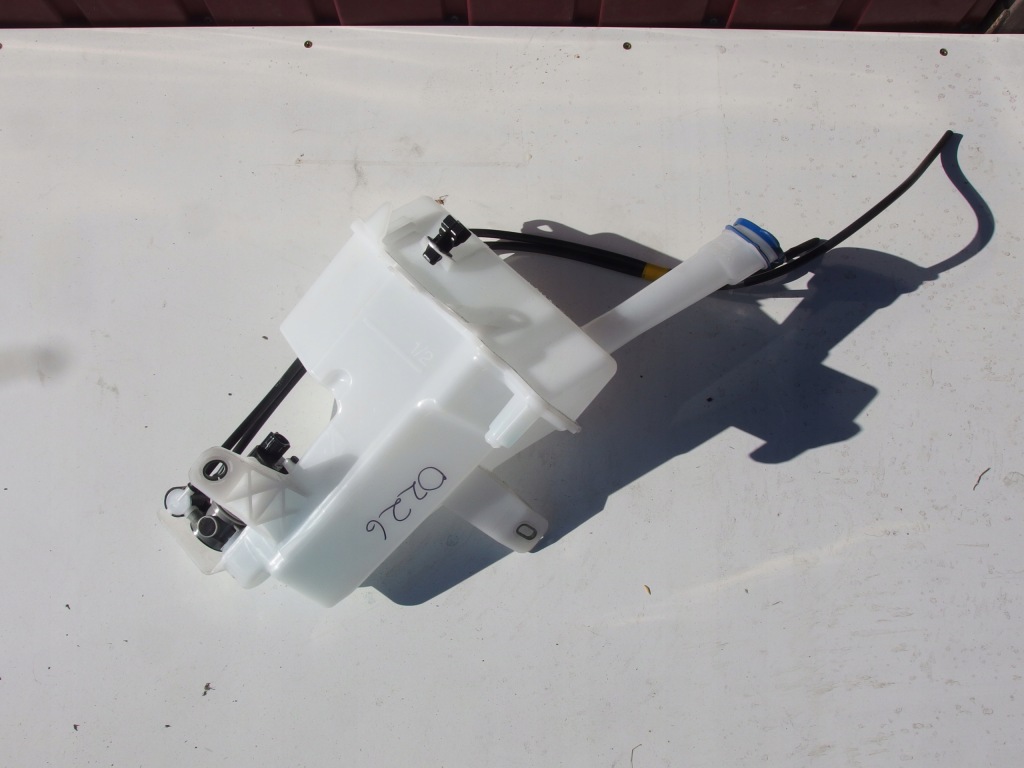 Купить Toyota yaris cross бак жидкость омывателя помпа