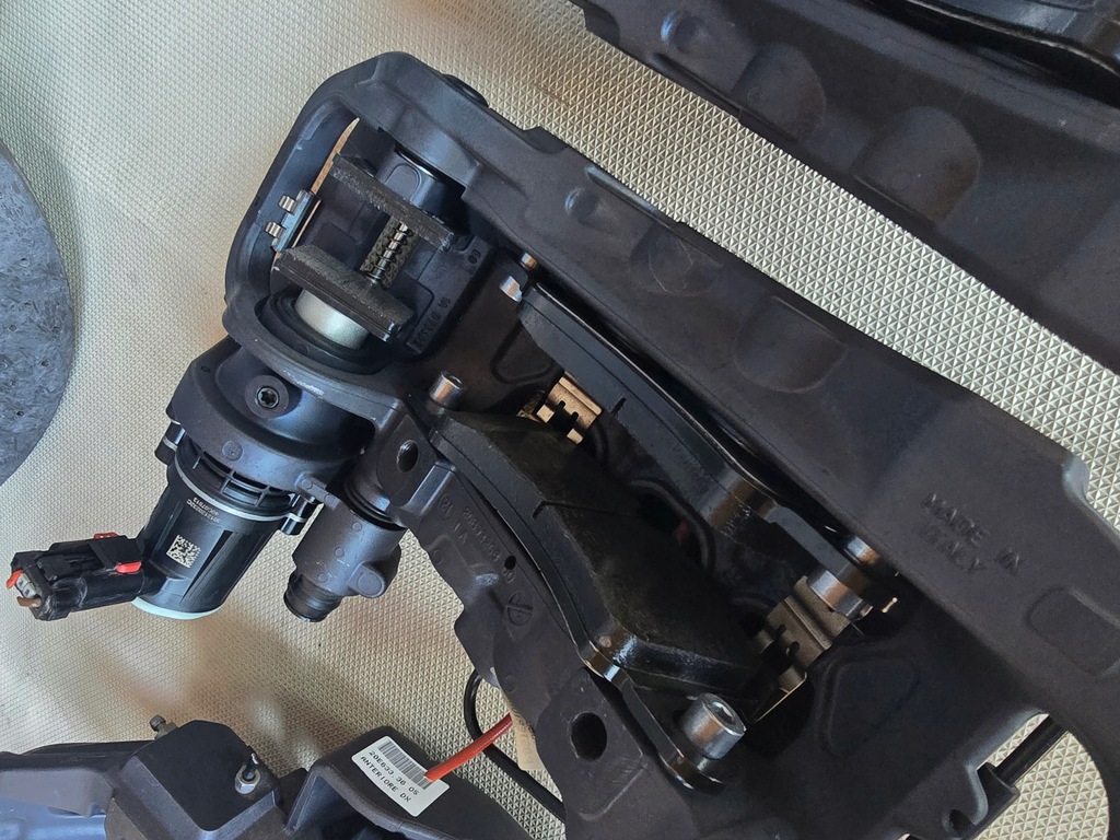 фото №15, Гальмівні диски супорти гальмівні колодки гальмівні ceramika ferrari sf90 стан jak новий !