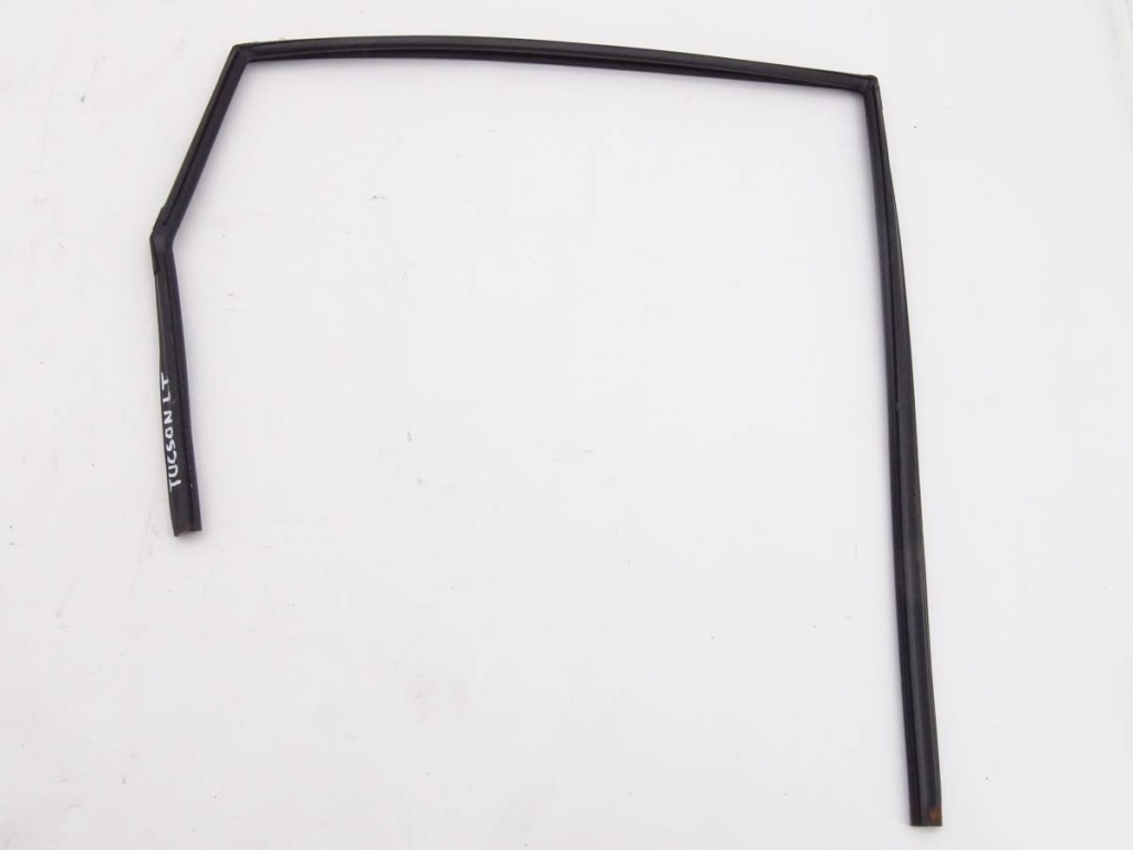 фото №1, Hyundai tucson i 04-09 прокладка стекло левый задняя