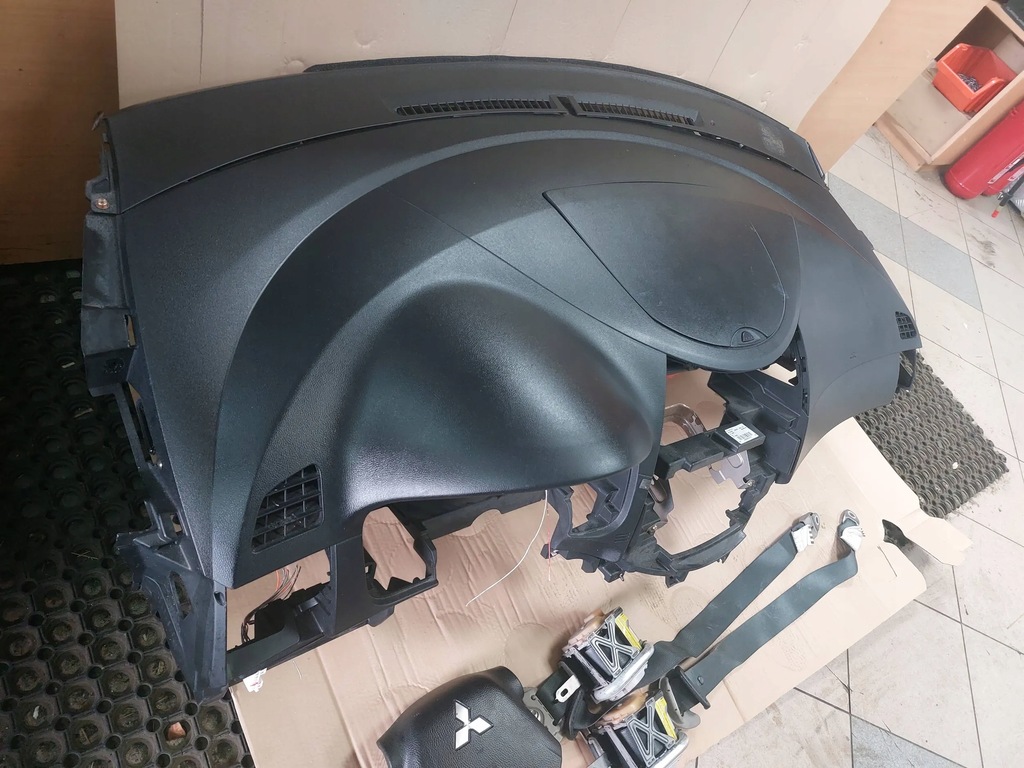 фото №5, Приборная панель консоль подушка безопасности mitsubishi grandis 03-