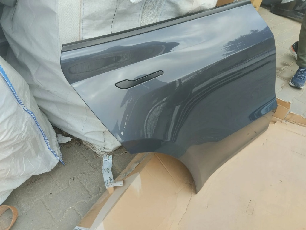 Tesla model y двері правий задній повний Зі Шроту