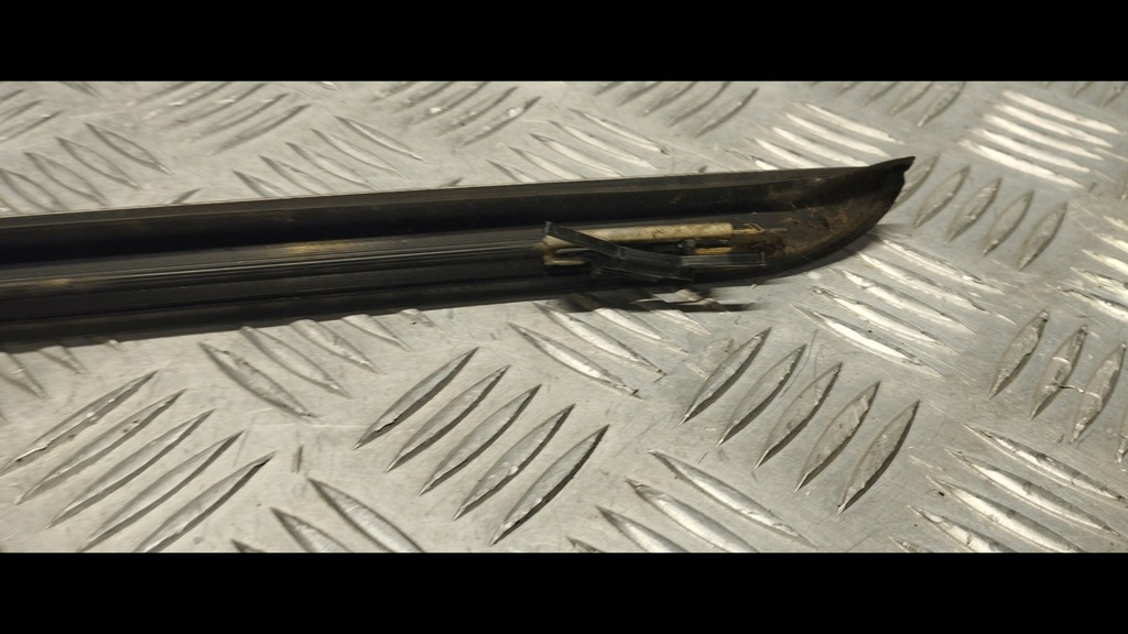 фото №11, Bmw f21 молдинг стекло правая