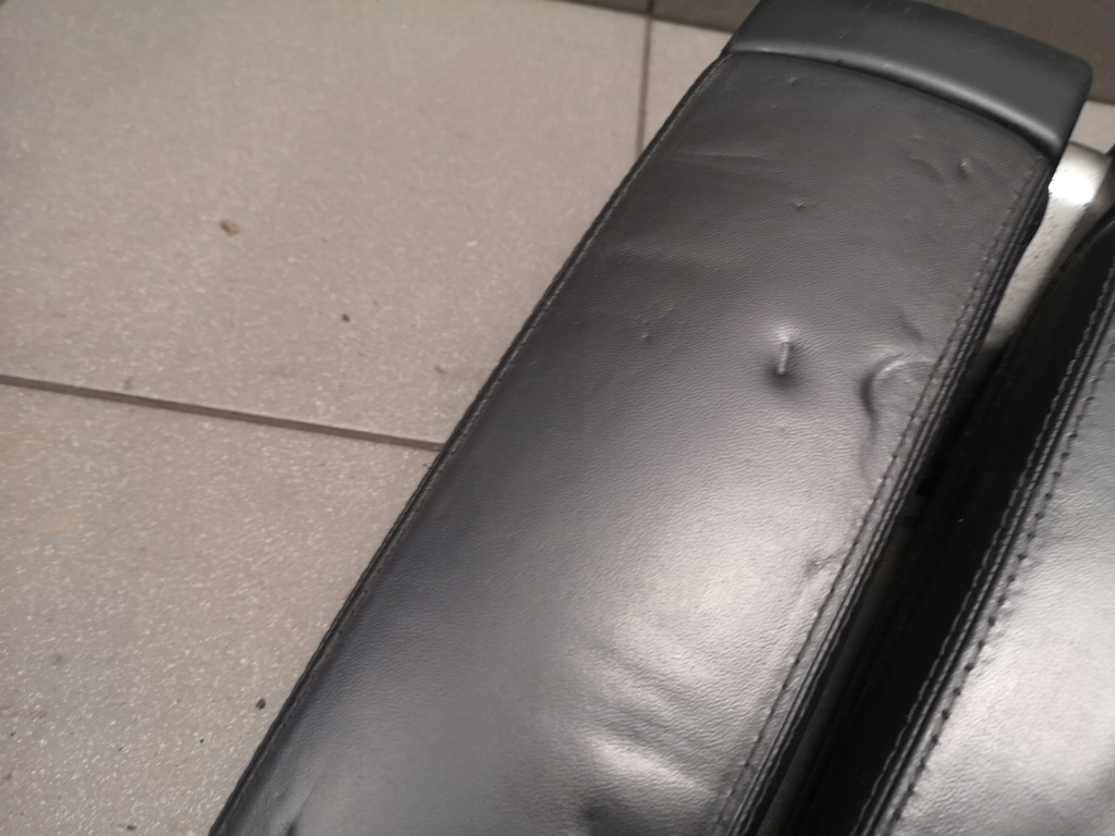 фото №6, Подлокотник чёрный средний кожа audi a8 d3