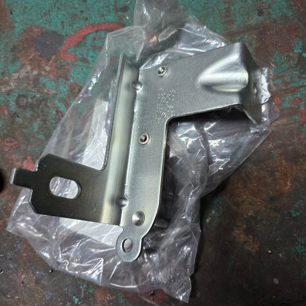 фото №1, Atego axor засов замок zabezpiczenie кронштейн кронштейн капот решётка решётка радиатора