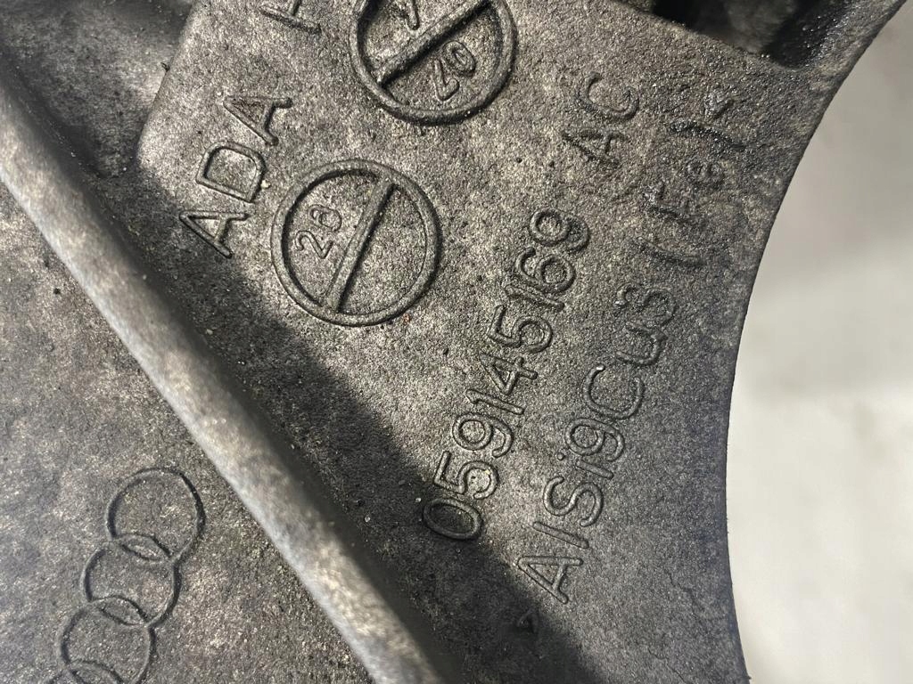 Тримач  кронштейн генератора audi a5 3.0 tdi 059145169ac Доставка