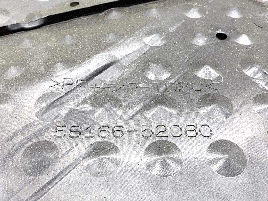 Накладка подвеска левая lexus lbx 58166-52080 Оригинал