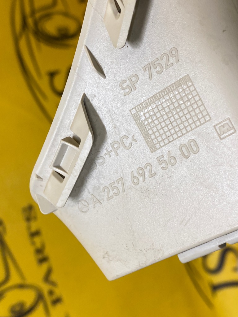 Захист пластик заглушка mercedes w257 в Україні