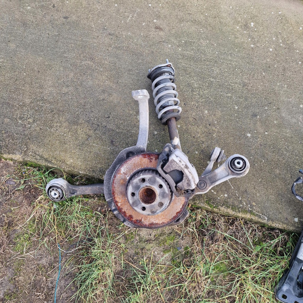 Купить Амортизационная стойка поворотный кулак левая комплект . mercedes w205 1.6d 2wd