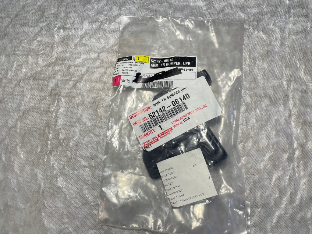 фото №1, Nowe оригинальные рычаг направляющая кронштейн бампера toyota camry верхний левая