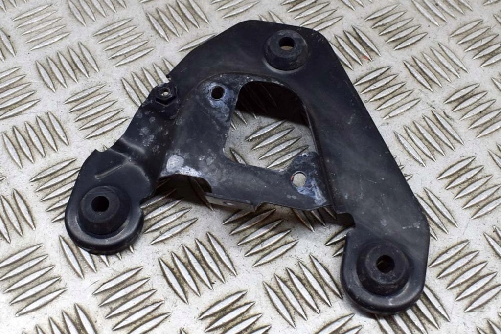 фото №6, Maserati levante m161 передній правий кронштейн фільтра повітря 670038730 3.0i