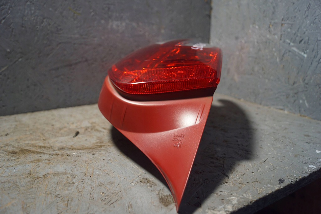 фото №12, Peugeot 208 лампа правый задняя s2060