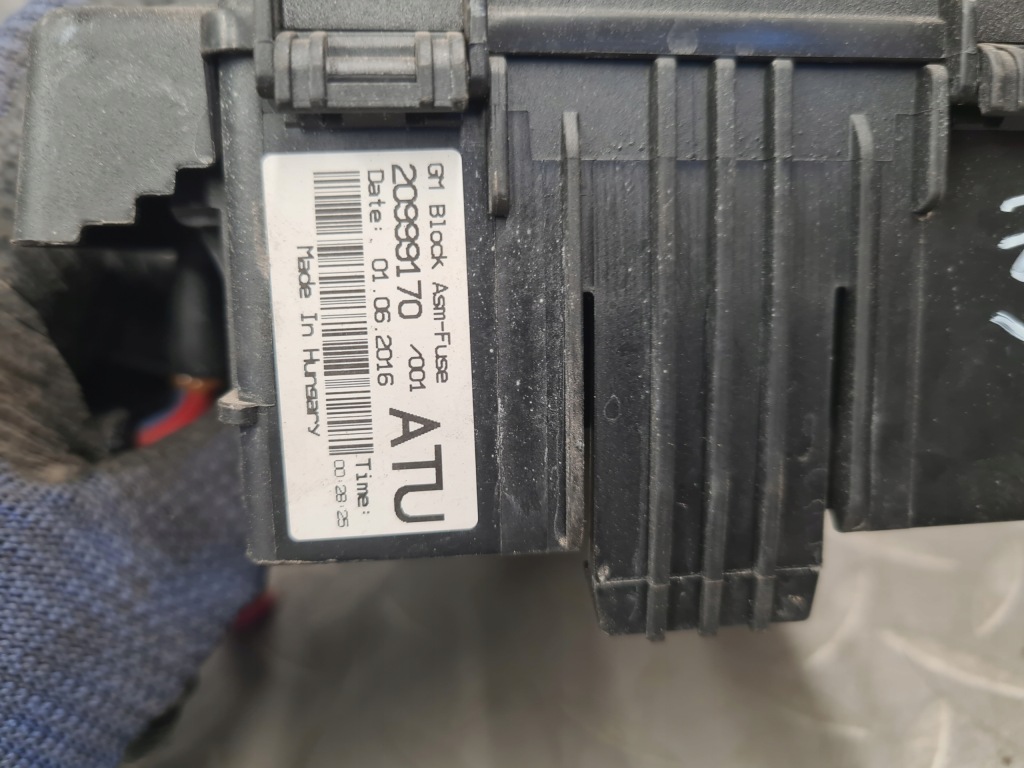 Клемма коробка предохранителей на аккумулятор insignia a 20999170 Недорого