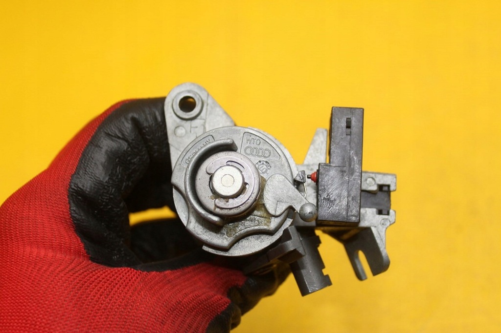 фото №5, Вкладка замка крышки задний a4 b7 8e0827573