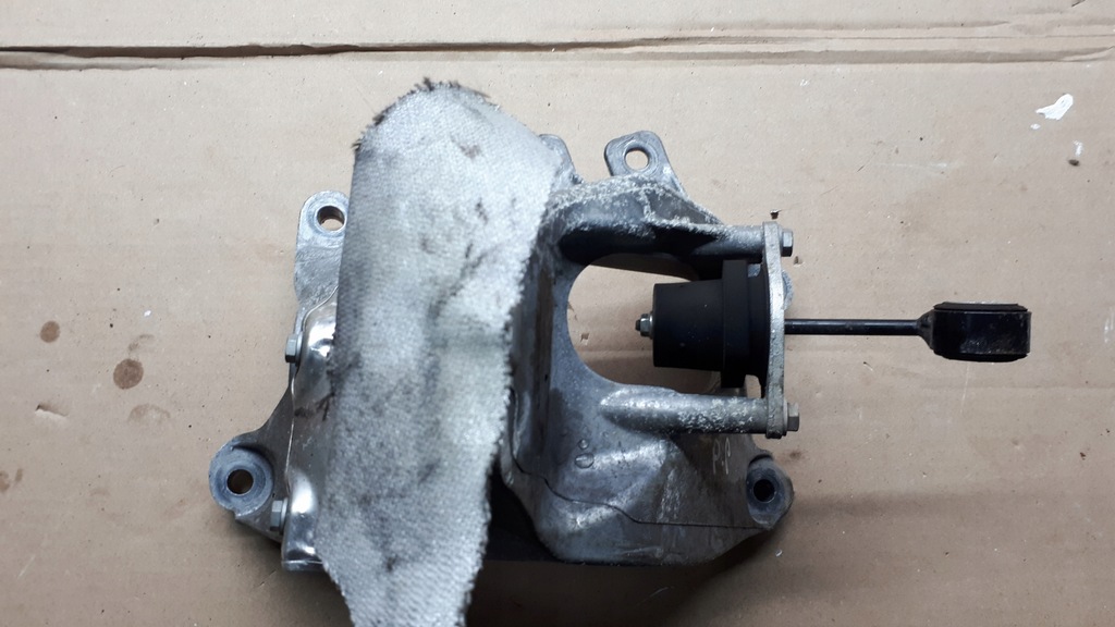 фото №1, A4 b9 lift кронштейн опора двигателя 2.0 tfsi a5 8w