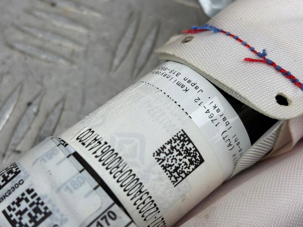 фото №3, Rivian r1t шторка безопасности левая правая оригинал ideał