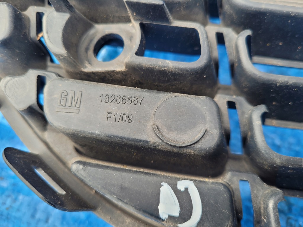 фото №12, Opel-części | astra j решётка решётка радиатора средняя бампера перед 13266567