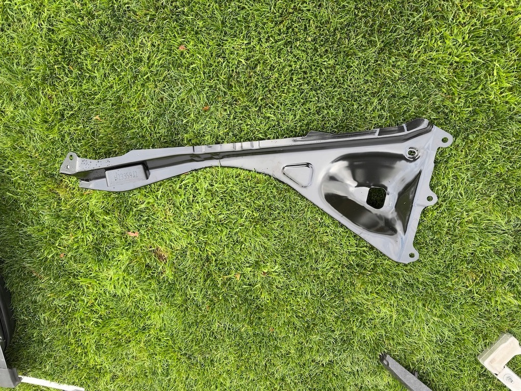 фото №1, Tesla model y кронштейн кронштейн крила правий оригінал