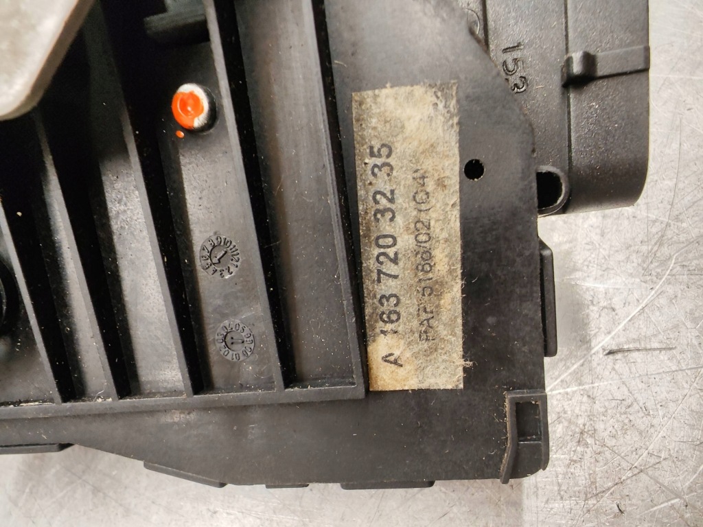 Замок дверь передних mercedes-benz ml w163 a1637203235 с Разборки