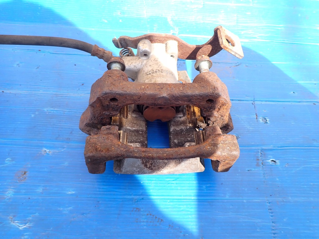 фото №4, Toyota auris 06-12 супорт задній правий