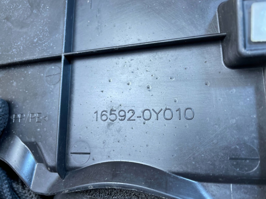 Впуск воздуховод воздуха toyota auris ii 16592-0y010 2012- в Украине