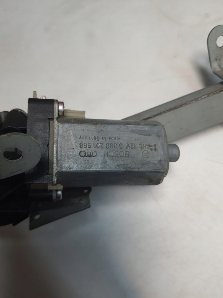 фото №9, Podajnik поперечина правий перед mercedes w209 clk 2098600282