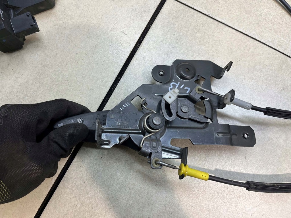 фото №11, Замок двері лівий задня 3pin opel vivaro i 2.5 cdti 8200008465