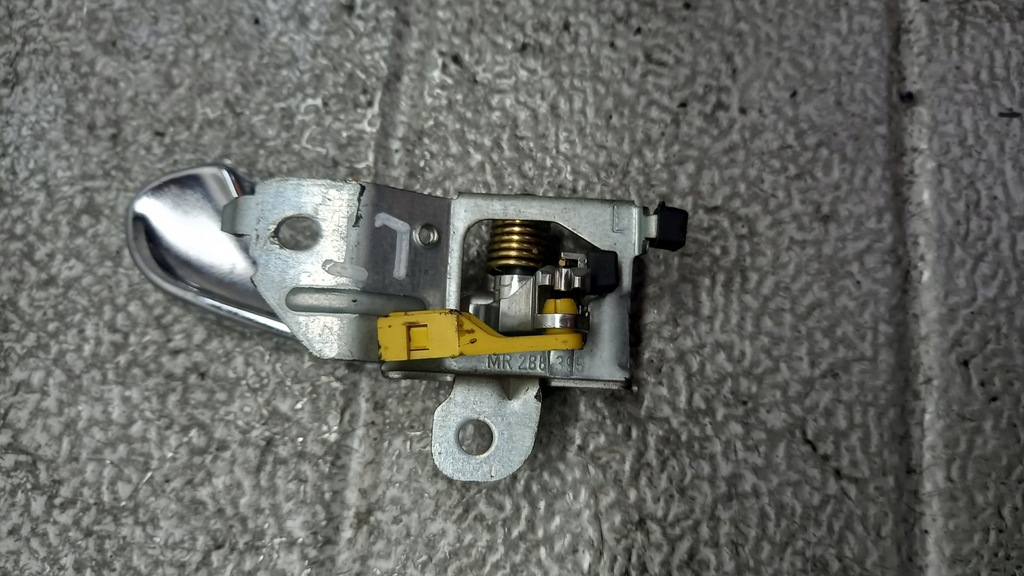 фото №1, Ручка wew.lewa задняя mitsubishi space star 1.9did