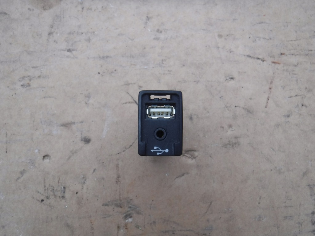 фото №1, Панель usb aux toyota hilux 86190-0k030a