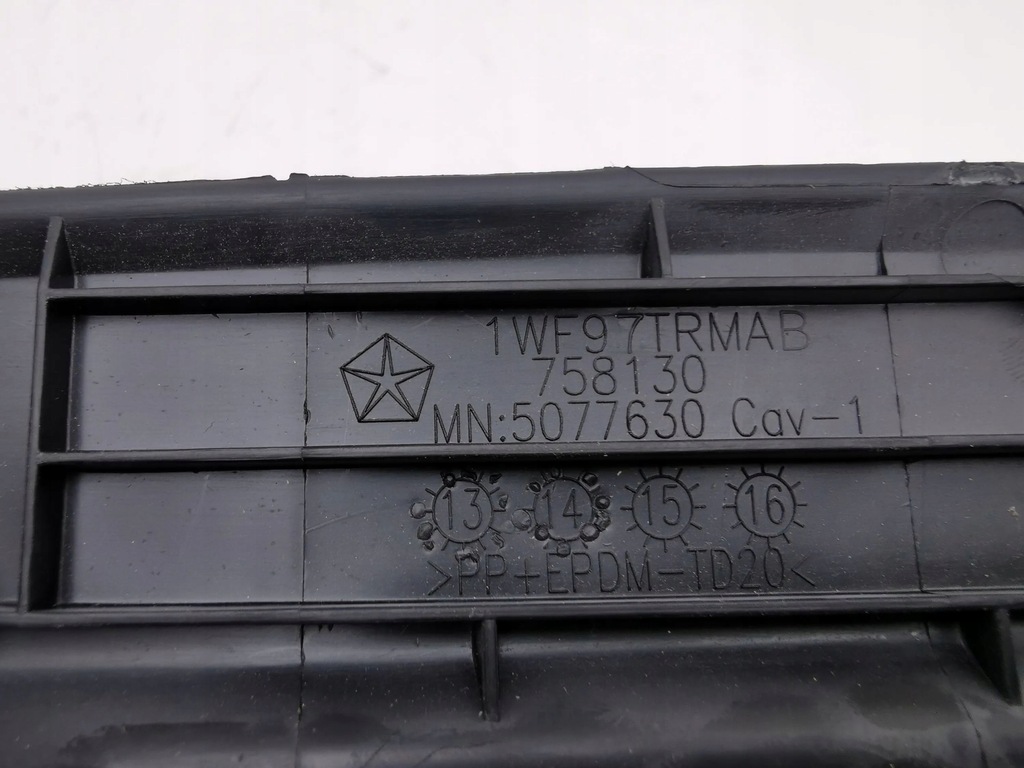 фото №11, Jeep cherokee 2015 форсунки / решётки обдув панели приборной панели