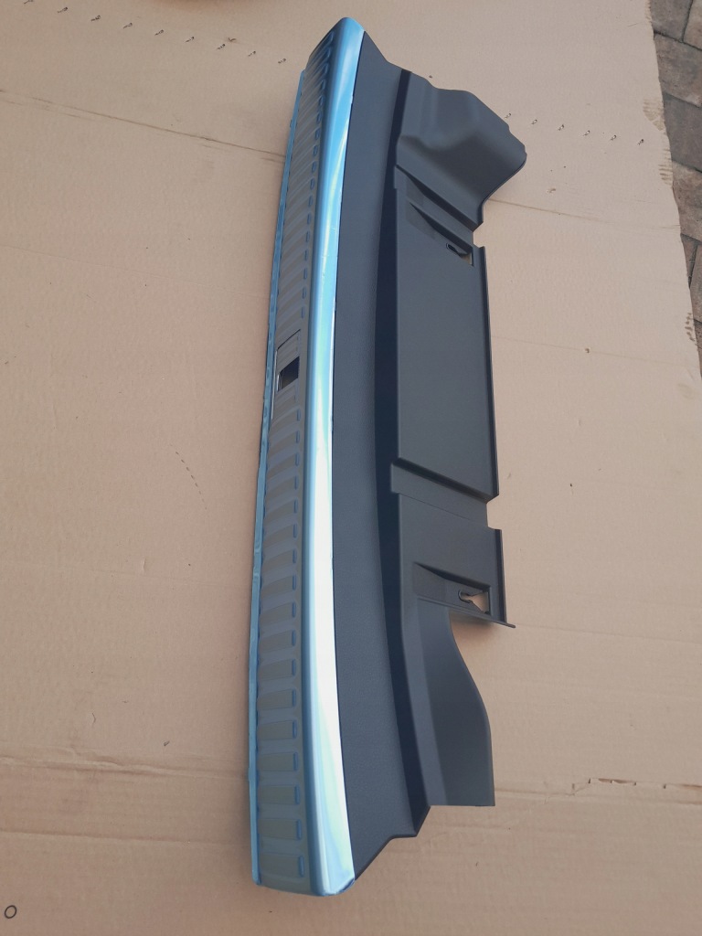 Купити Audi e-tron 55 накладка оббивка поперечина заднього