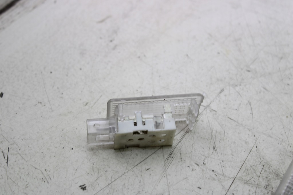 фото №2, Audi a8 d3 лампа освітлення кабіни внутрішня