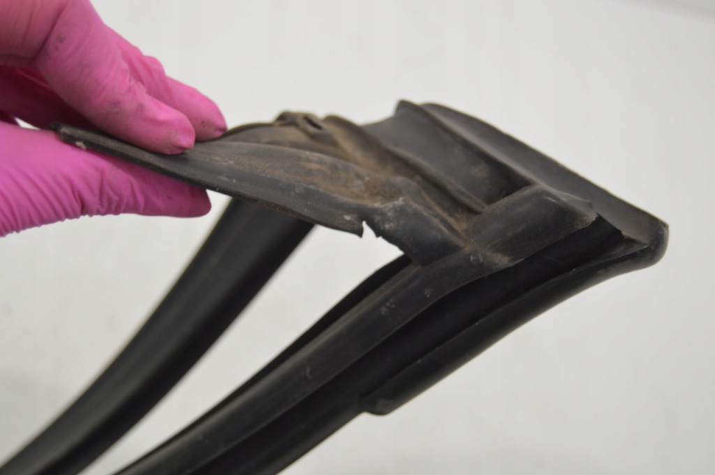 Прокладка скло лобове рами mercedes r129 sl 1297201178 в Україні