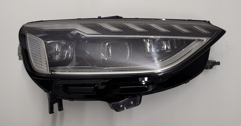 Audi a4 b9 рестайлінг  full led matrix фара праві фара оригінал Ціна