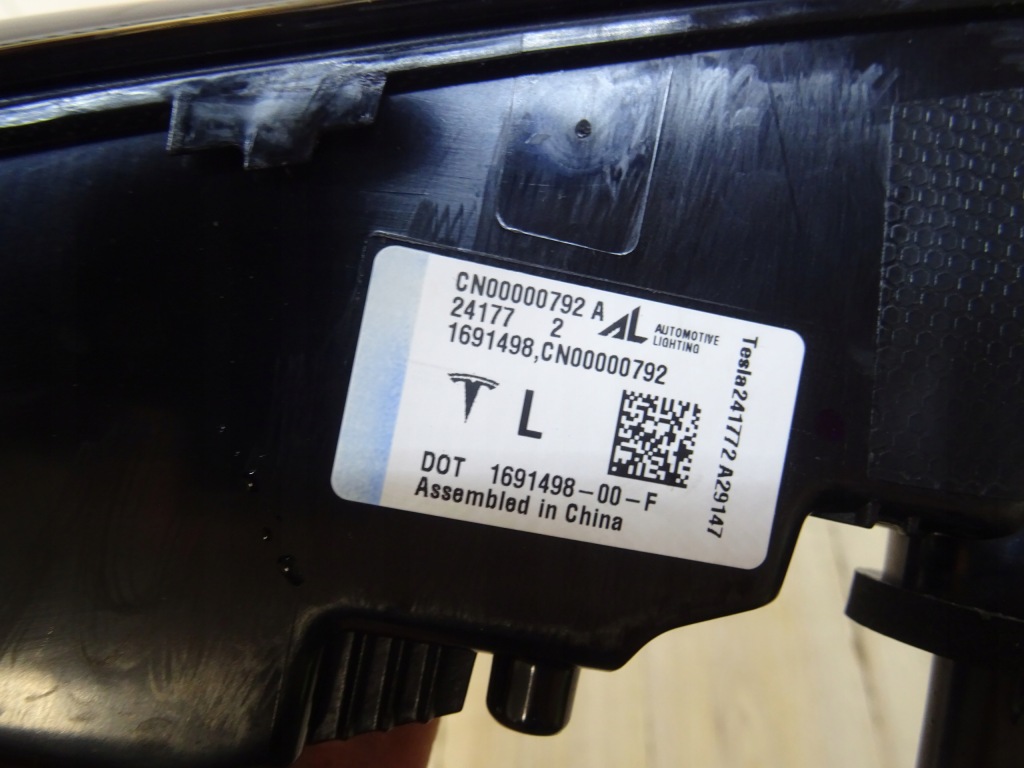 Фара задній правий led w кришці  tesla model 3 рестайлінг  fl 23- 1691500-00-f llu Недорого