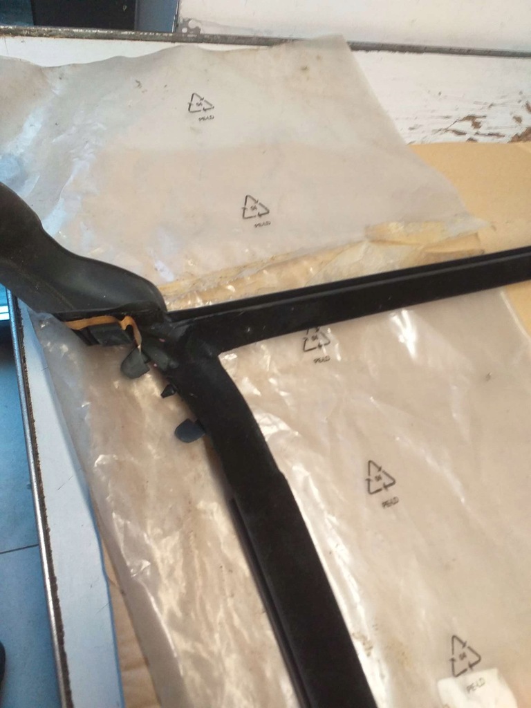 фото №5, Renault оригінальний номер 8200099374 прокладка скло renault megane ii cc правий задня