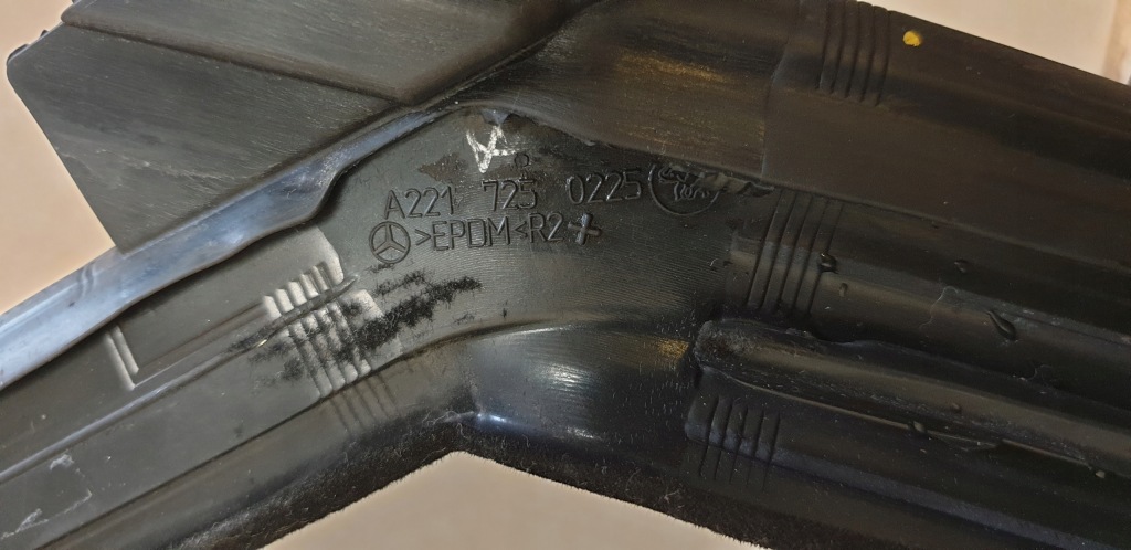 фото №4, Прокладка гумовий елемент двері правий перед mercedes s w221