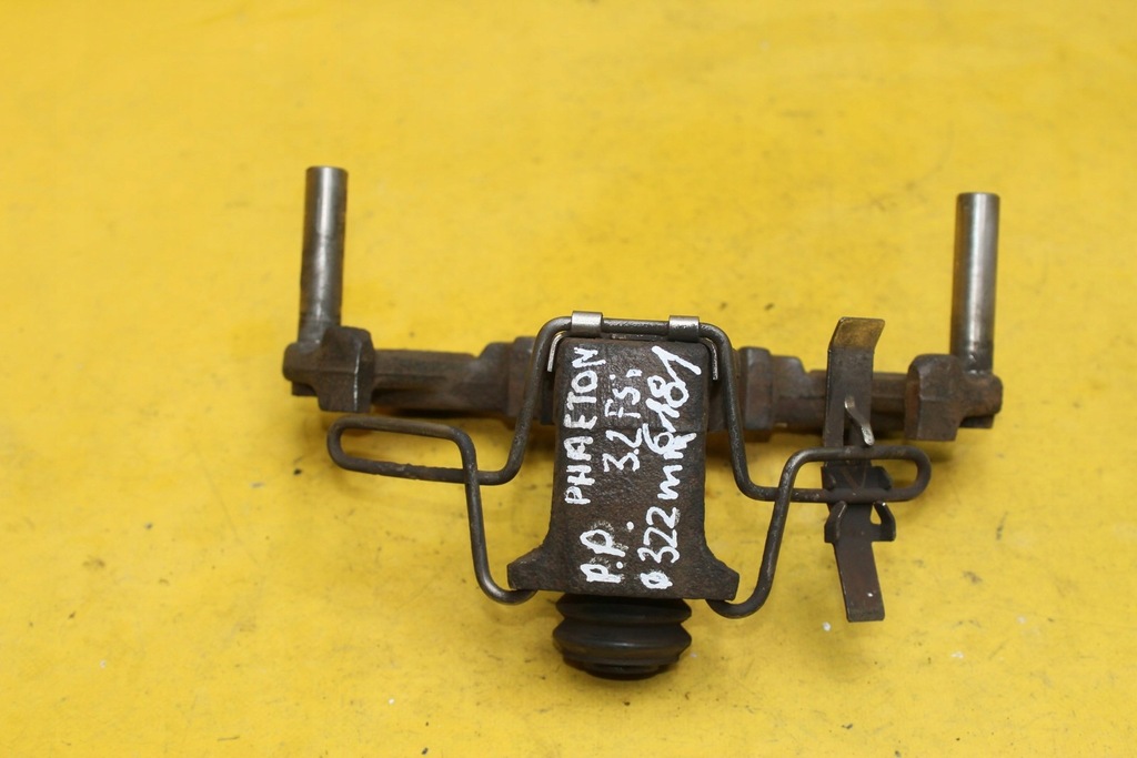 фото №5, Скоба пружини кронштейн супорт правий перед phaeton c288 8476/3