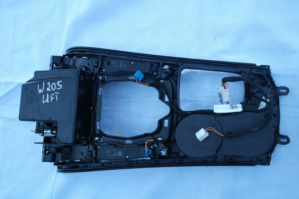 фото №6, Mercedes-benz c w205 2016 панели управление, переключатели, панель средний