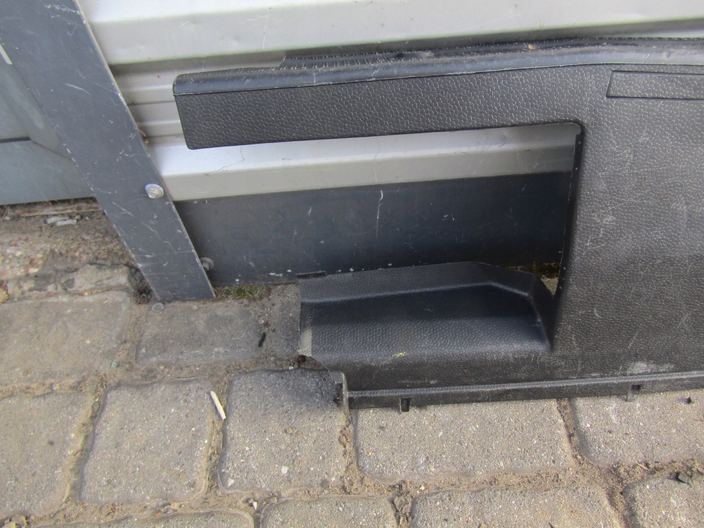 фото №8, 3 mercedes w201 190 пластик захист багажника поперечина задня замка заднього