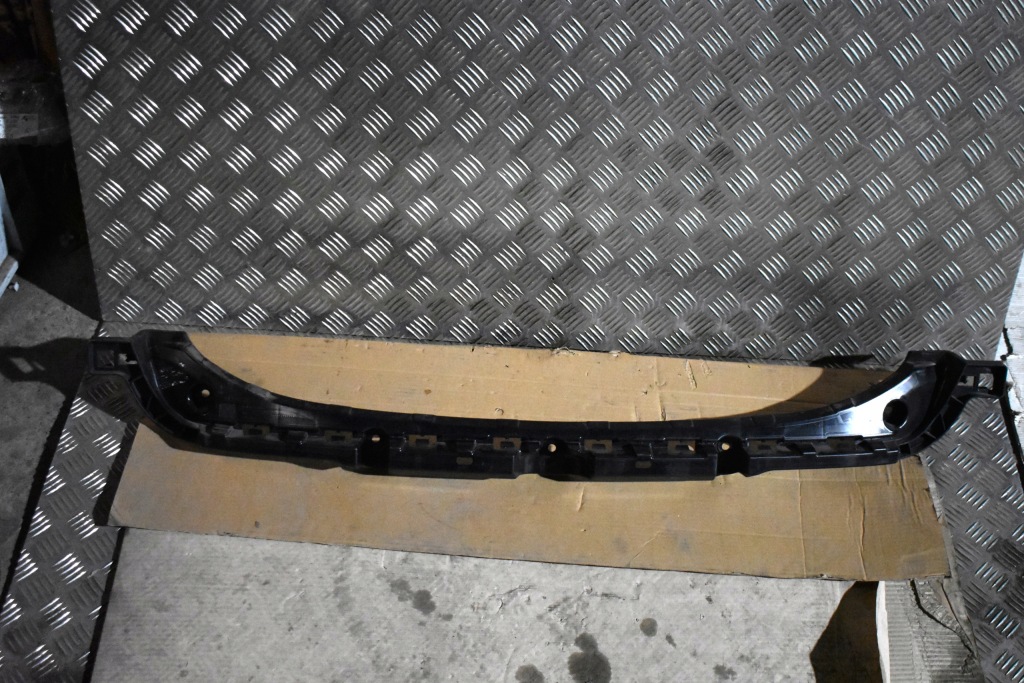 фото №1, Idealny напрямна бампера задній porsche taycan 1