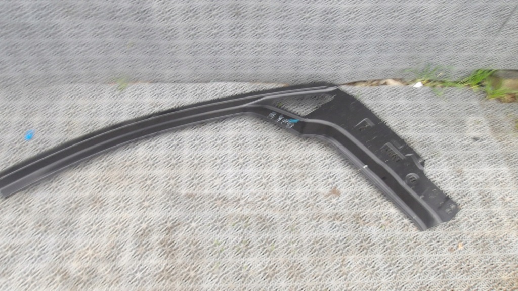 Купити Обшивка стійка праві перед vw golf viii